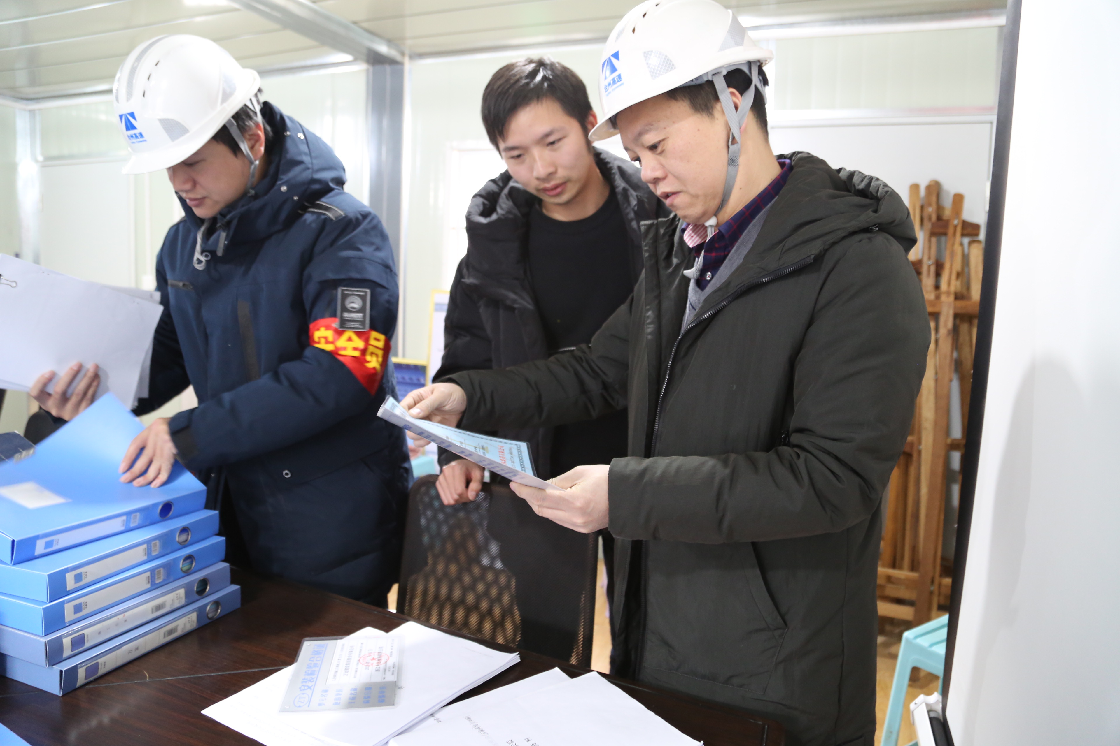 圖為 檢查組在云棲項(xiàng)目檢查臺賬.JPG