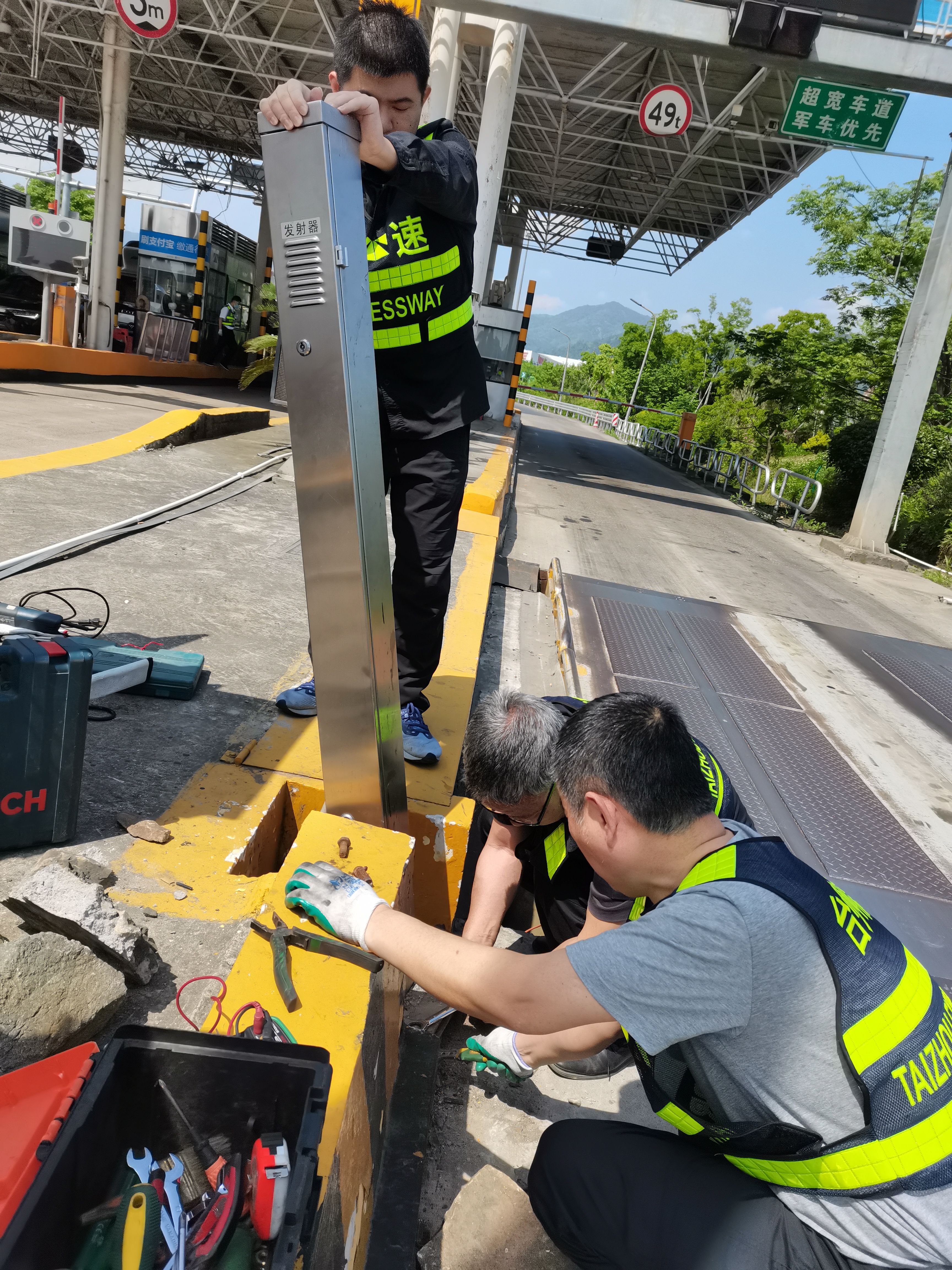 1656469046857510.jpg 對稱臺(tái)光幕進(jìn)行維護(hù).jpg